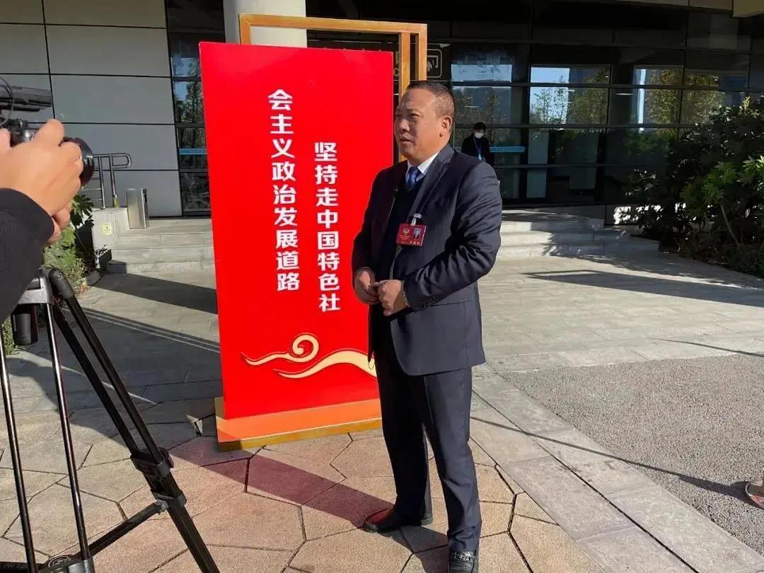 枝江市黨代表、政協(xié)委員、友焜建工集團黨支部書記、董事長張加友出席政協(xié)枝江市第七屆委員會第一次會議